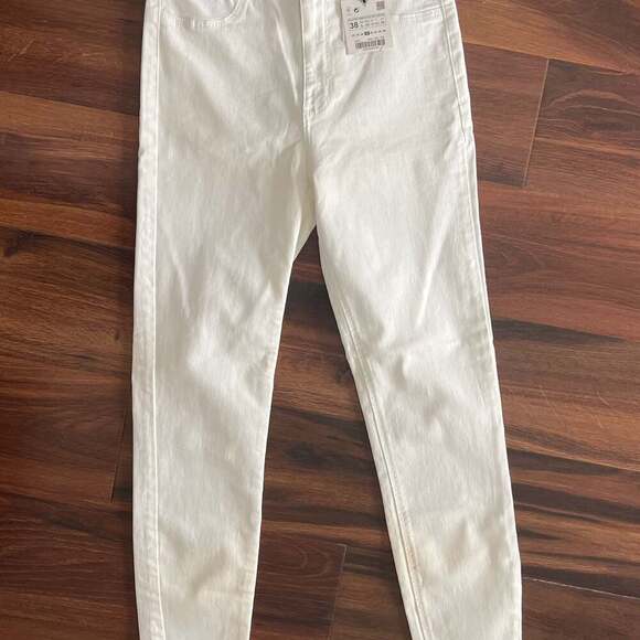ZARA SUPER ELASTIC HIGH-RISE/ SHAPER WHITE ANKLE JEANS SIZE 8 - Picture 1 of 3
